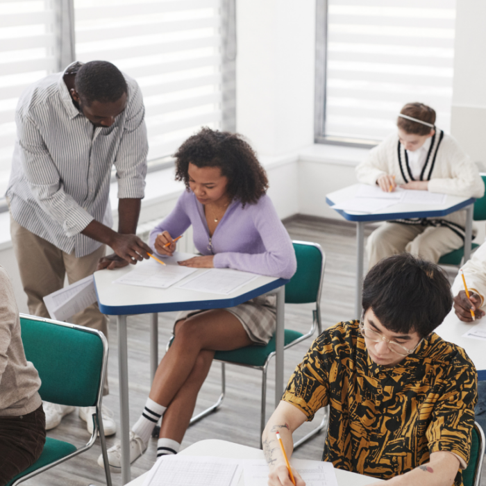 Comment mesurer et évaluer de manière significative la réussite des élèves au-delà des notes et des examens standardisés ?